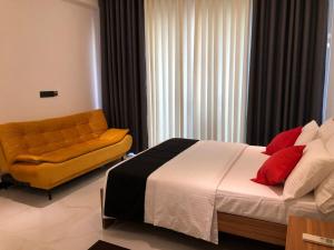 Habitación de hotel con cama y sofá en Luvi’s Villa, en Galle
