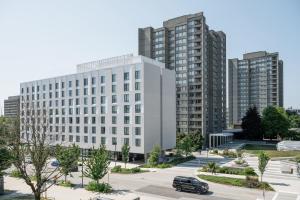 um grande edifício branco numa cidade com edifícios altos em Gage Suites at UBC em Vancouver