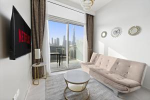 Posezení v ubytování VayK - Elegant 1 Bedroom with Burj Khalifa View