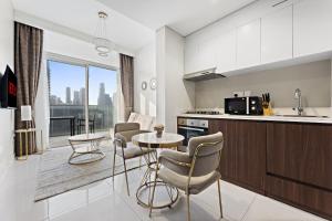 Kuchyň nebo kuchyňský kout v ubytování VayK - Elegant 1 Bedroom with Burj Khalifa View