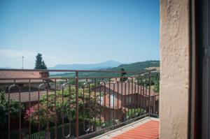 einen Balkon mit Stadtblick in der Unterkunft Silver Dream House in San Quirico dʼOrcia