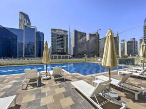 Bazén v ubytování VayK - Elegant 1 Bedroom with Burj Khalifa View nebo v jeho okolí