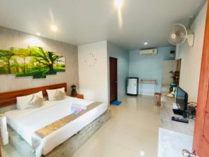 1 dormitorio con 1 cama grande en una habitación en Andawa Lanta Resort, en Ko Lanta