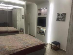 sypialnia z łóżkiem i telewizorem z płaskim ekranem w obiekcie Stunning Vacation Rental in Matn Lebanon w mieście Dbayeh