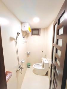 een badkamer met een toilet en een lamp erin bij Kenzi Homestay - có cho thuê xe gắn máy, xe đạp in Hue
