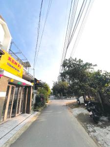 een lege straat voor een restaurant bij Kenzi Homestay - có cho thuê xe gắn máy, xe đạp in Hue