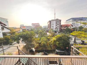 een balkon met uitzicht op de stad bij Kenzi Homestay - có cho thuê xe gắn máy, xe đạp in Hue