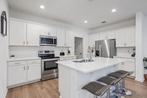 a kitchen with white cabinets and a white counter top at Luxury Townhome by LSU campus in Baton Rouge