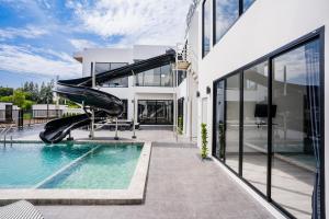 Πισίνα στο ή κοντά στο BOSS Luxury PoolVilla Pattaya Bang Saray Beach 8 Bedrooms