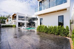Πισίνα στο ή κοντά στο BOSS Luxury PoolVilla Pattaya Bang Saray Beach 8 Bedrooms