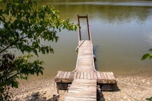 Fotografia z galérie ubytovania Peaceful Lakefront Cabin Retreat with Hot Tub! 