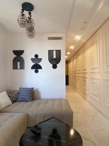 - un salon avec un canapé et une table dans l'établissement Maarif Casablanca, à Casablanca