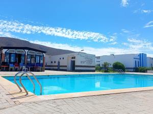 einem Pool vor einem Gebäude in der Unterkunft Kasbah lagzira in Sidi Borja