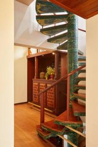 uma escada numa casa com um corrimão verde em Casa Pinheiral em Bragança Paulista