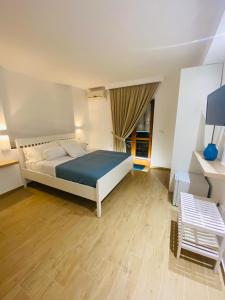 Un dormitorio con una cama grande y suelo de madera. en B&B SELÂAVÌ STABIA, en Castellammare di Stabia