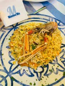 un plato de arroz con camarones y zanahorias. en B&B SELÂAVÌ STABIA, en Castellammare di Stabia