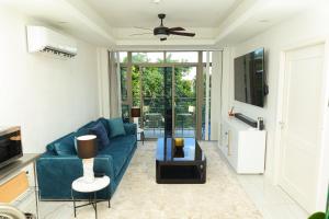uma sala de estar com um sofá azul e uma mesa em Bella Studio Apartments - Lux Loft em Kingston