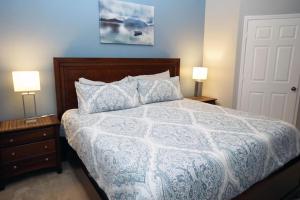 um quarto com uma cama com duas mesas de cabeceira e dois candeeiros em WH205B 3 BR Windsor Hills Condo! em Orlando
