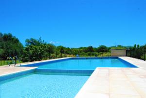 - une grande piscine d'eau bleue dans la cour dans l'établissement Keantúpa Cabañas, à San Marcos Sierras