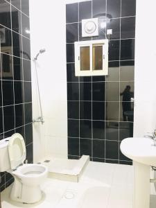 y baño con aseo y lavamanos. en راسيات الحمدانية - Hotel Rasiyat en Yeda