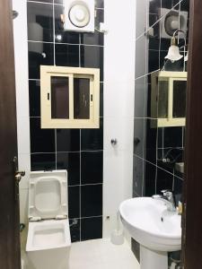 y baño con aseo y lavamanos. en راسيات الحمدانية - Hotel Rasiyat en Yeda