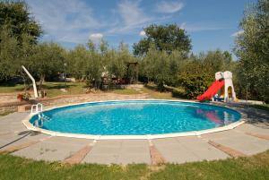 una piscina con un tobogán y un tobogán de agua en Agriturismo Saralisa, en Montecarlo