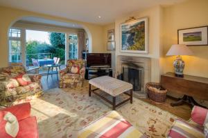 sala de estar con chimenea y piano en Bay House, en Seaview