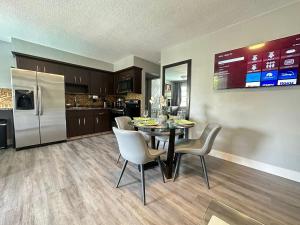 a kitchen and dining room with a table and chairs at Sheridan Suites Apartments in Dania Beach