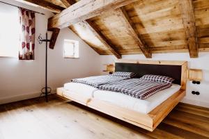 1 dormitorio con cama y techo de madera en Jura-Chalet, en Riedenburg