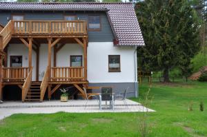 een huis met een groot terras en een patio bij Ückeritz, Villa Wald-Eck - Erdgeschoss in Ueckeritz