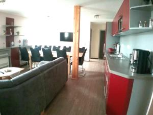 Una cocina y una sala de estar con un sofá y una mesa. en Ückeritz, Villa Wald-Eck - Dachgeschoss, en Ückeritz
