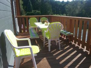 Una mesa y sillas en una terraza con un gato encima. en Ückeritz, Villa Wald-Eck - Dachgeschoss, en Ückeritz