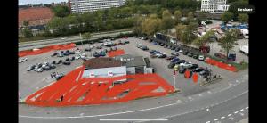 una vista aerea di un parcheggio con auto di RE-Seapark a Hvidovre