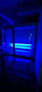 een donkere kamer met blauwe verlichting in een kamer bij Stan na dan Kozarska Dubica in Bosanska Dubica
