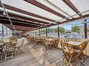 Restoran atau tempat lain untuk makan di Edouard Boat