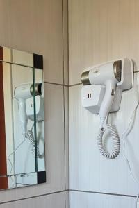 y baño con secador de pelo y espejo. en Apartamento Inteiro en Blumenau