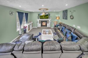 sala de estar con sofá grande y chimenea en 48a Luxury Lake Home W Massage Meditation Gym Ac, en Calgary