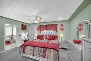 1 dormitorio con 1 cama con edredón rojo en 48a Luxury Lake Home W Massage Meditation Gym Ac, en Calgary