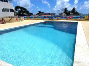 una gran piscina de agua azul en Costa Dourada, en São José da Coroa Grande