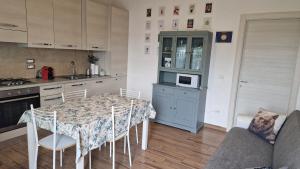 Una cocina con una mesa y sillas en una cocina. en Igea Mare, en Bellaria-Igea Marina 9 fotos más