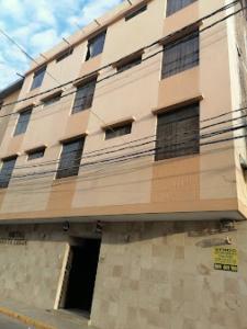 um grande edifício com uma porta aberta numa rua em Hotel Santa Lucia - Oficial em Piura