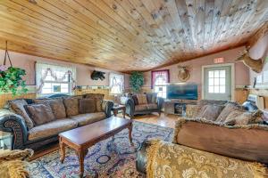 uma sala de estar com mobiliário de couro e um tecto de madeira em Lanesville Home with Pool Table, Bar and Deck! em Lanesville