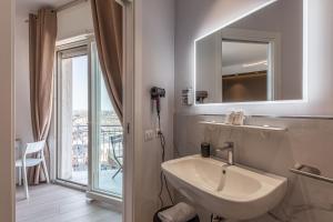 un baño con lavabo y espejo en Capruzzi Guest House, en Bari 42 fotos más