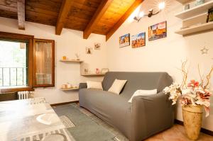 salon z kanapą i stołem w obiekcie Casa Quarto di Luna w mieście Quarto Inferiore