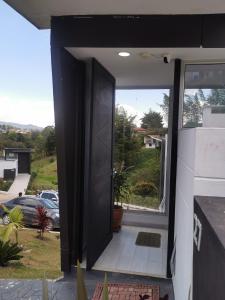瓜塔佩的住宿－Palma Carey Colina View，通往享有庭院景致的房屋的门
