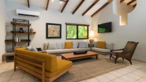 TV a/nebo společenská místnost v ubytování Cala Luna Boutique Hotel & Villas