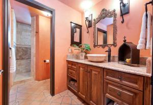 Koupelna v ubytování Tuscan Villa w/Vineyard Views!