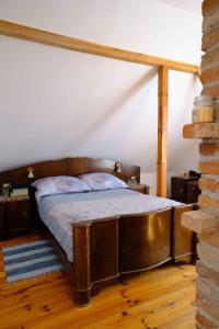 uma cama com uma estrutura de madeira num quarto em Agroturystyka TWÓJ KĄCIK em Kurzetnik