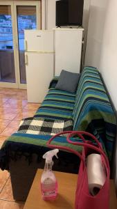 uma cama num quarto com um saco sobre uma mesa em casa al mare a Scalea em Scalea