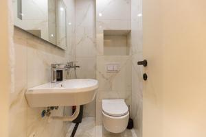Bilik mandi di Tirana Center Fame House +19 gambar